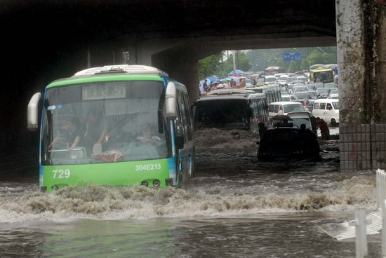 武漢遭27年來(lái)最大暴雨突襲[組圖]