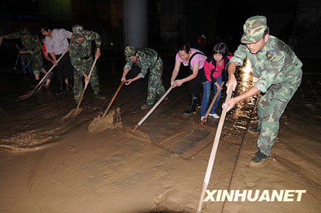 洪水退去 廣西軍民合力清淤[組圖]