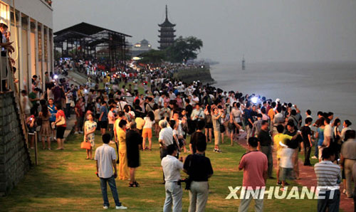 浙江海寧：日食留遺憾 江潮如期來[組圖]