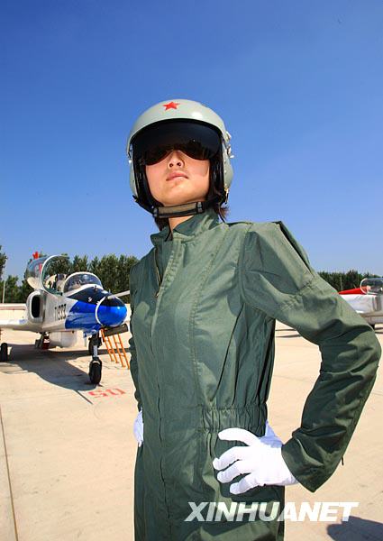 空軍首批殲擊機女飛行員更換新型飛行裝具[組圖]