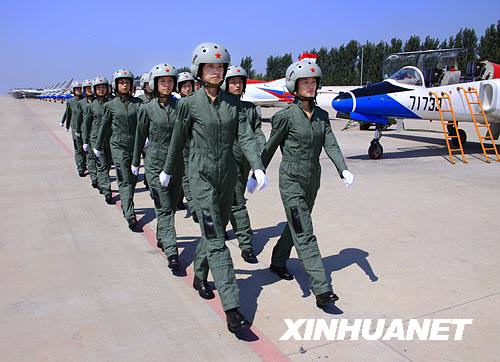 空軍首批殲擊機女飛行員更換新型飛行裝具[組圖]