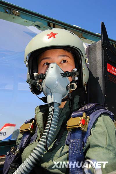 空軍首批殲擊機女飛行員更換新型飛行裝具[組圖]